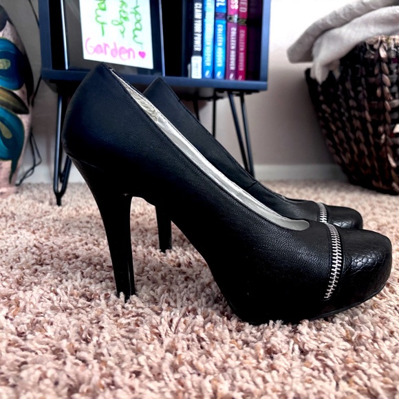 Black platform heels - Picture 1 of 3